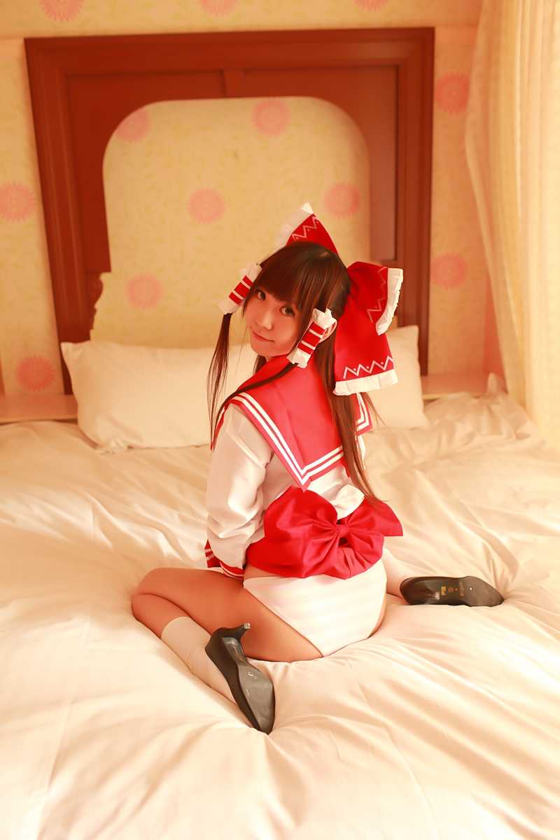 [Cosplay] Reimu Hakurei with dildo and toys - Touhou Project Cosplay